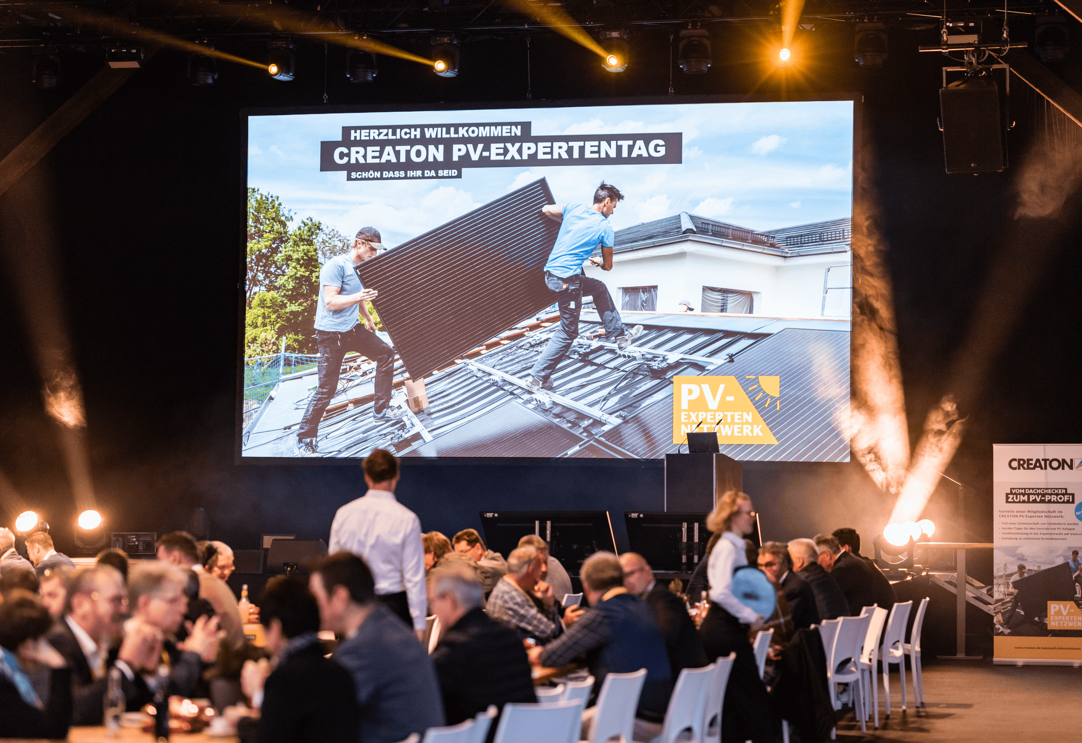 Partnerprogramm Photovoltaik für Verarbeiter – Konferenz mit Bühne, Präsentation und Netzwerken