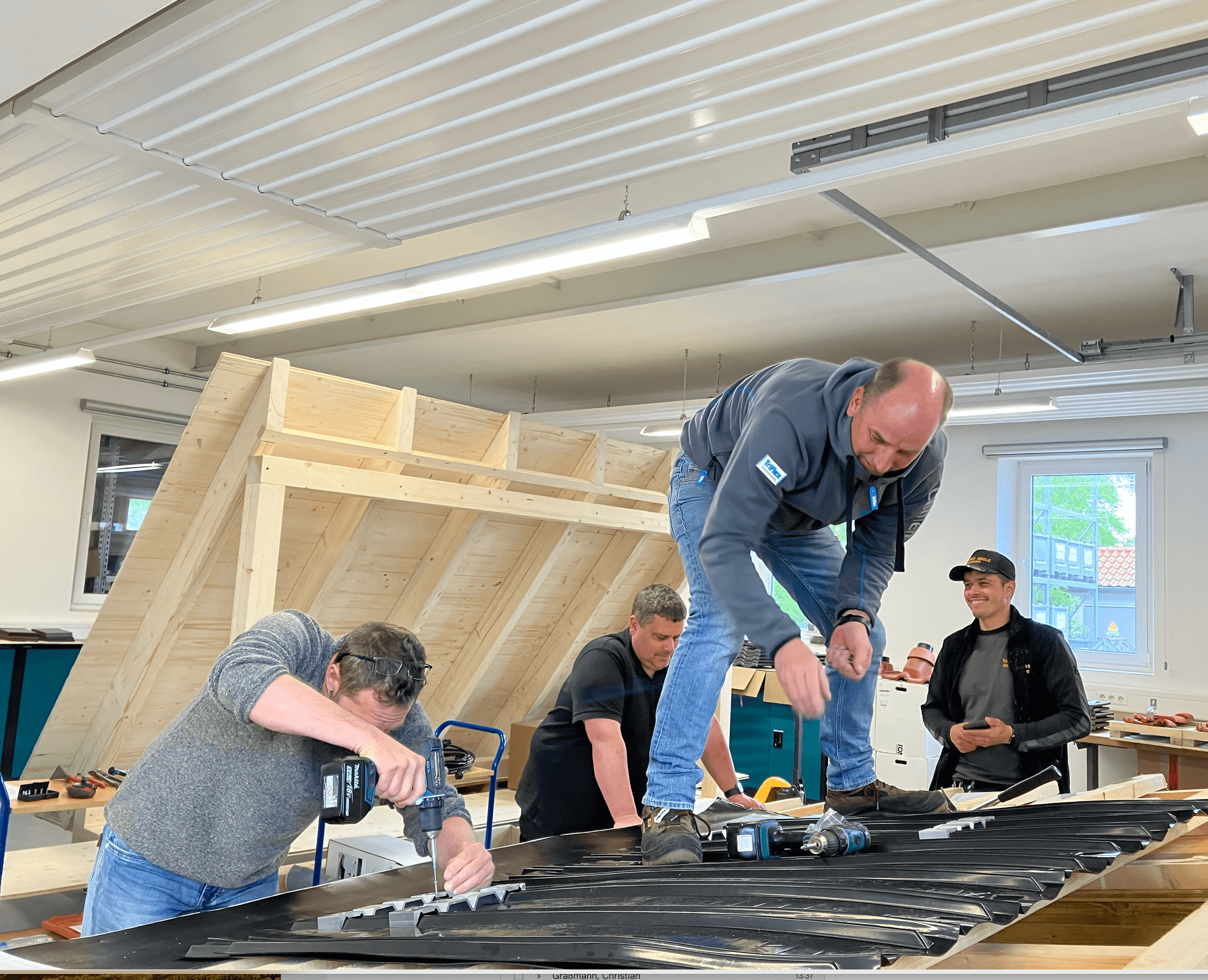 Praxisworkshop Partnerprogramm Photovoltaik für Verarbeiter: Team montiert Material in Werkstatt