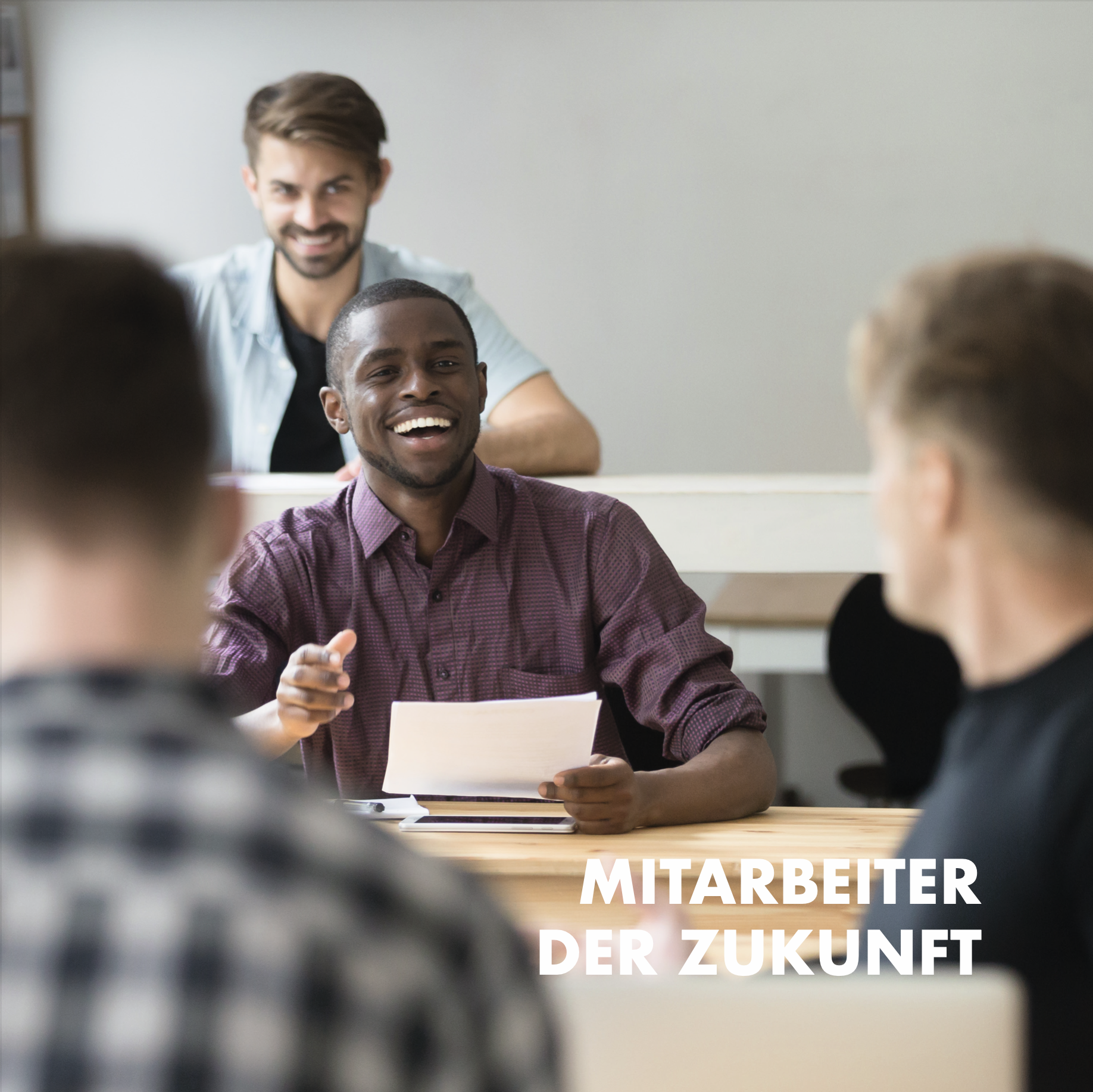 Partnerprogramm Photovoltaik für Verarbeiter – Workshop mit lächelndem Teilnehmer