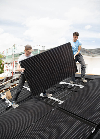 Ein Team von Fachleuten arbeitet an Solaranlagen in einer modernen Umgebung