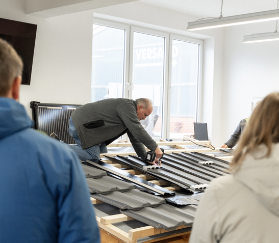 Ein Team von Fachleuten diskutiert über Photovoltaik-Lösungen in einem modernen Büro