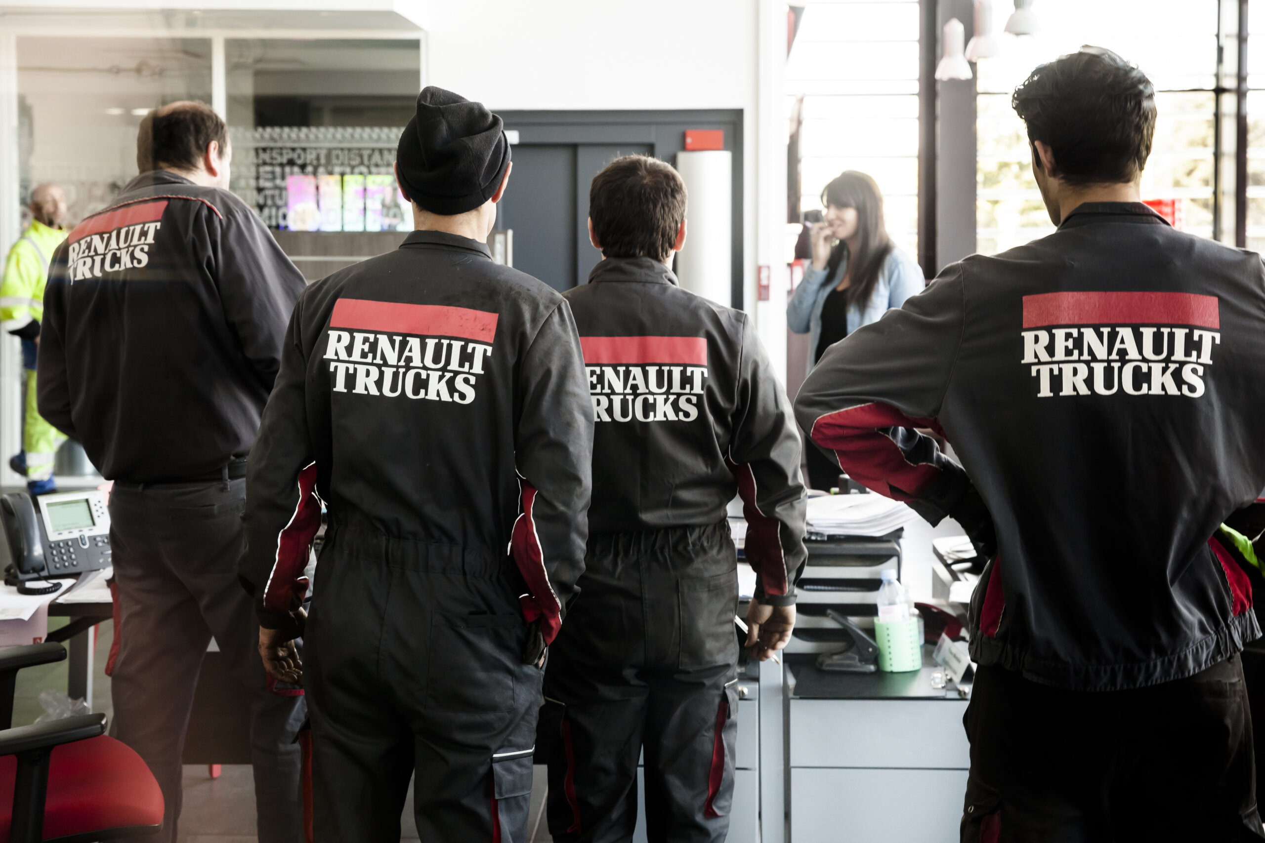 Renault Trucks Serviceteam im Briefing – Vorteilsprogramm für Lkw-Fahrer
