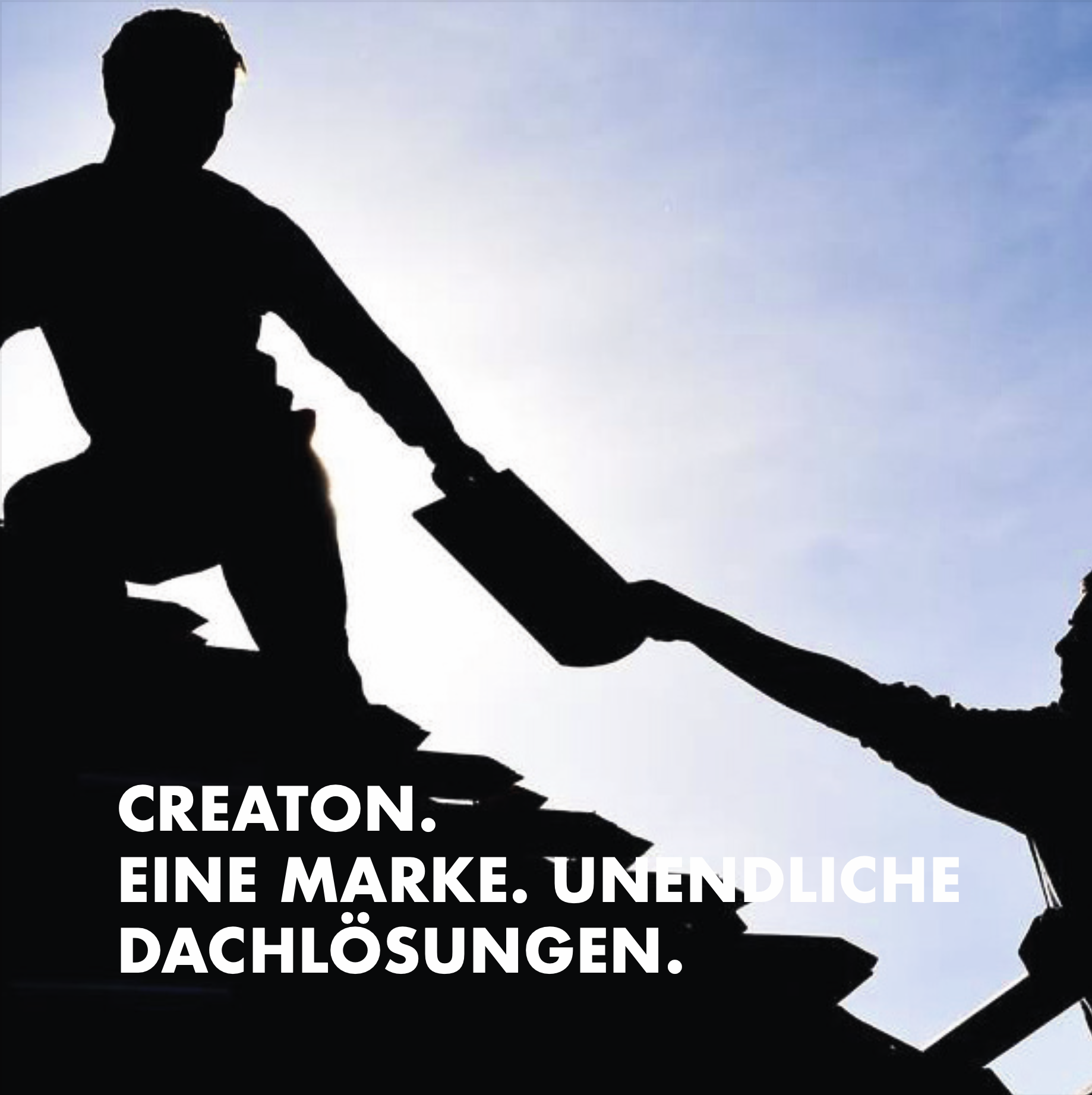 Dachprofis in Silhouette auf Dach – Partnerprogramm Photovoltaik für Verarbeiter