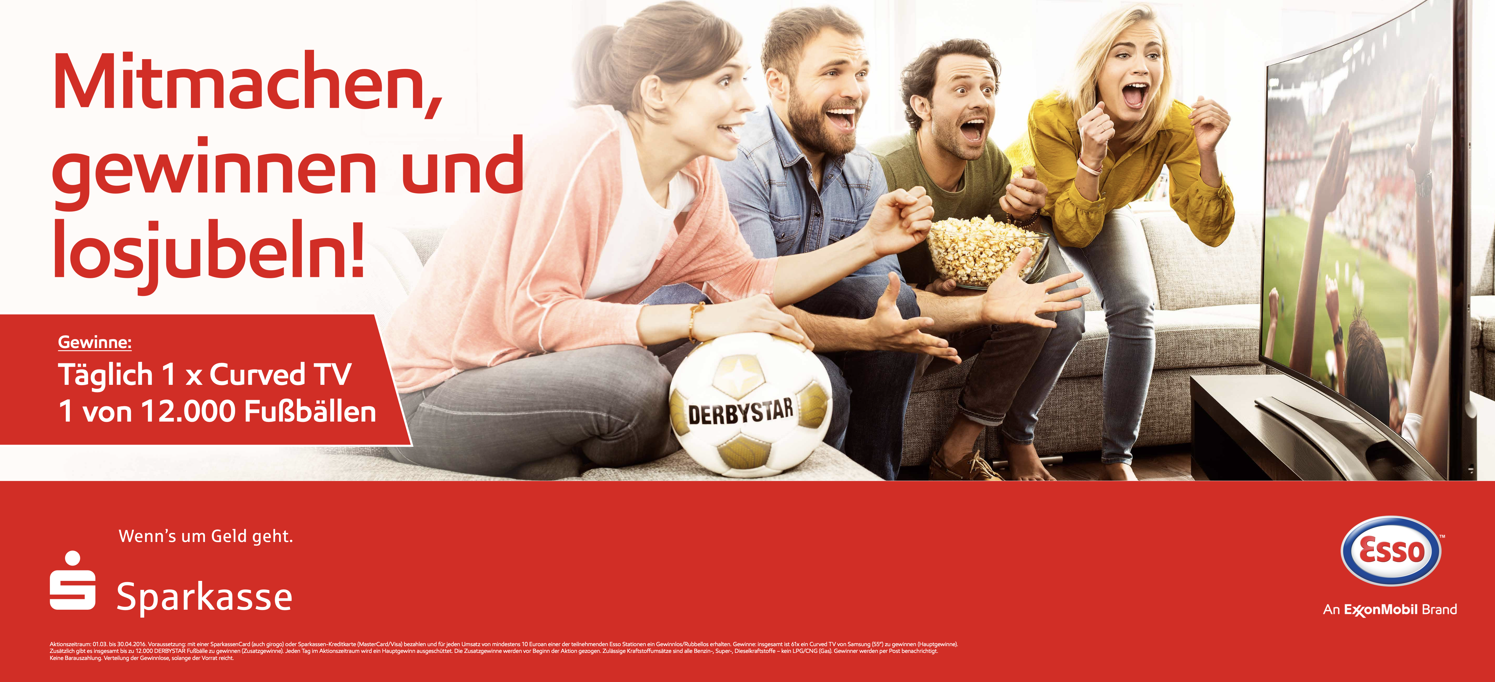 Fußball-Watchparty: jubelnde Freunde beim Curved-TV-Gewinnspiel von Sparkasse und Esso