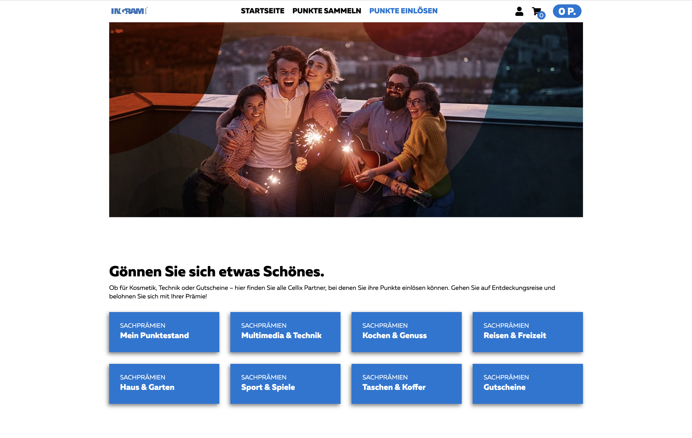 Gruppe von Freunden auf Terrasse bei Abenddämmerung, lachend und feiernd mit Wunderkerzen