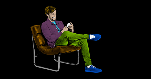 Farbenfroher Mann im Retro-Sessel mit Smartphone