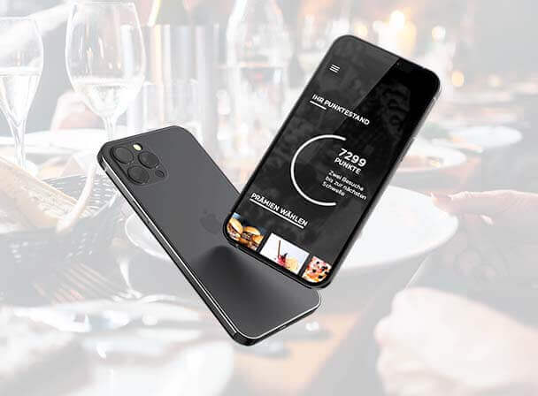 Premium‑Smartphones mit Fitness‑App und Schrittzähler vor elegantem Restaurant‑Ambiente