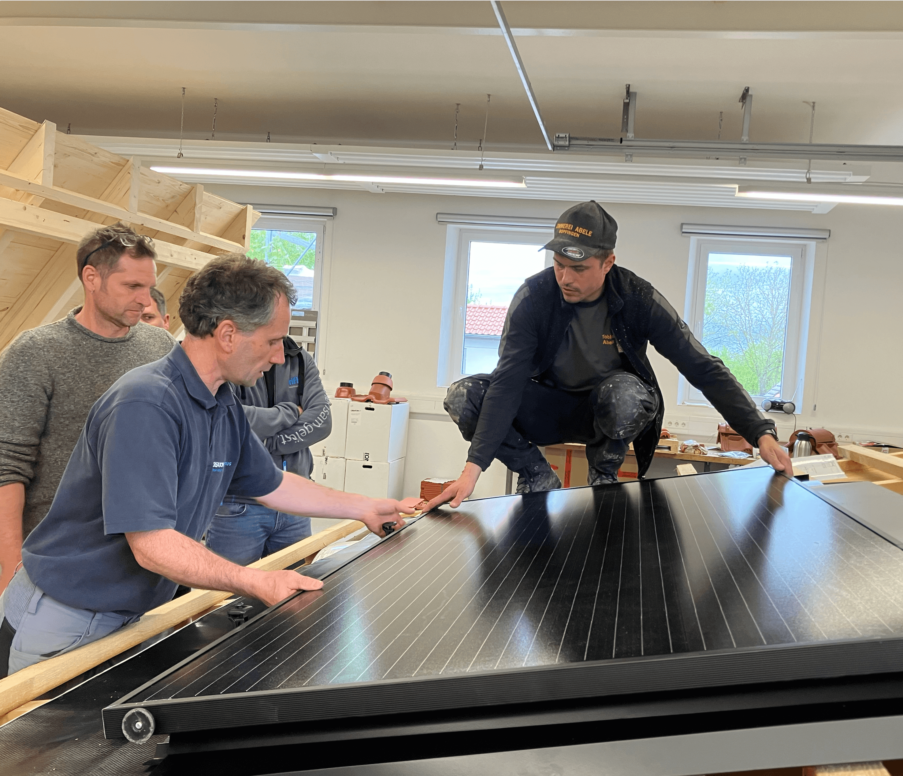 Partnerprogramm Photovoltaik für Verarbeiter: Workshop zur praktischen Solarpanel-Installation