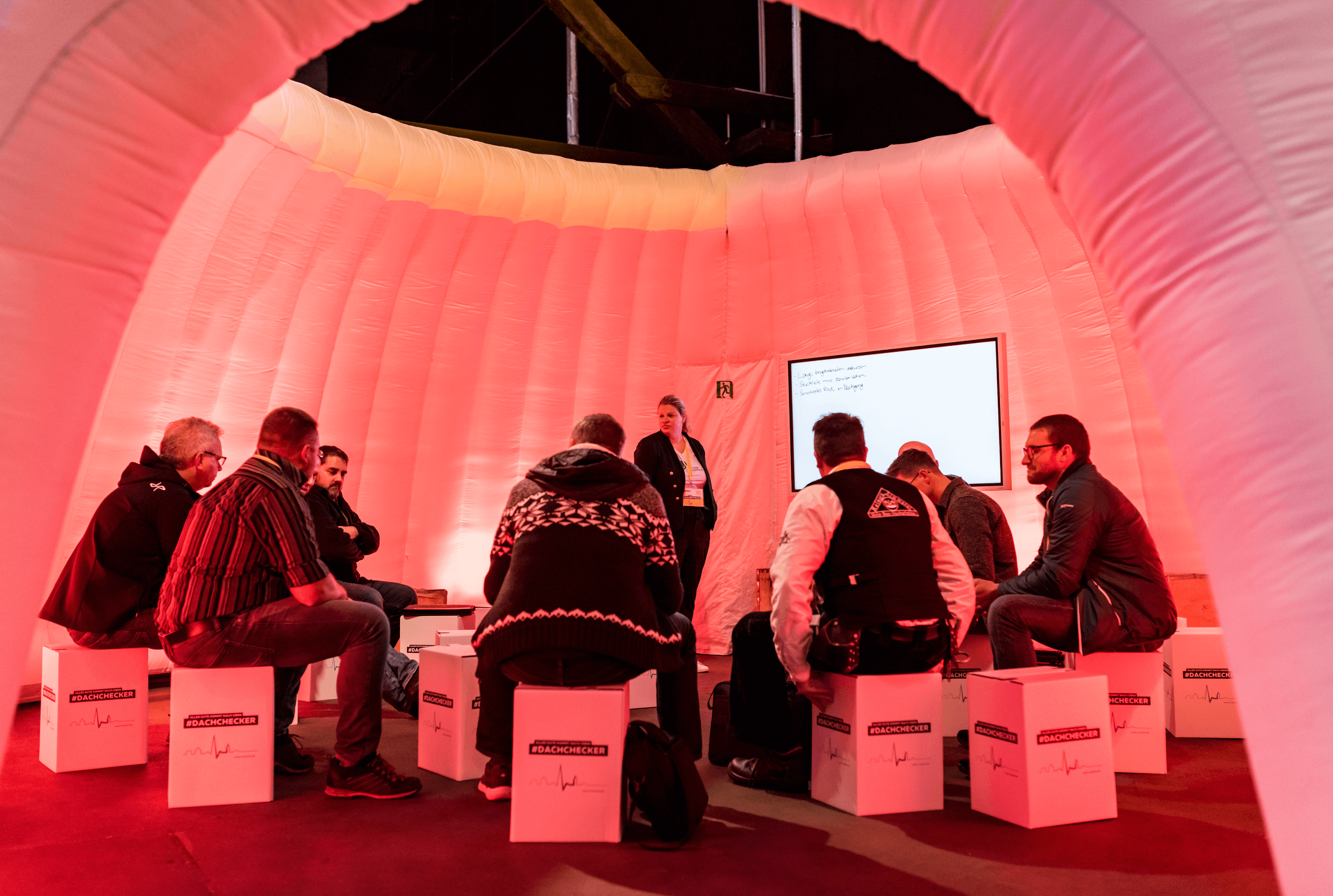 Workshop: Partnerprogramm Photovoltaik für Verarbeiter in rundem Pop‑up‑Dome