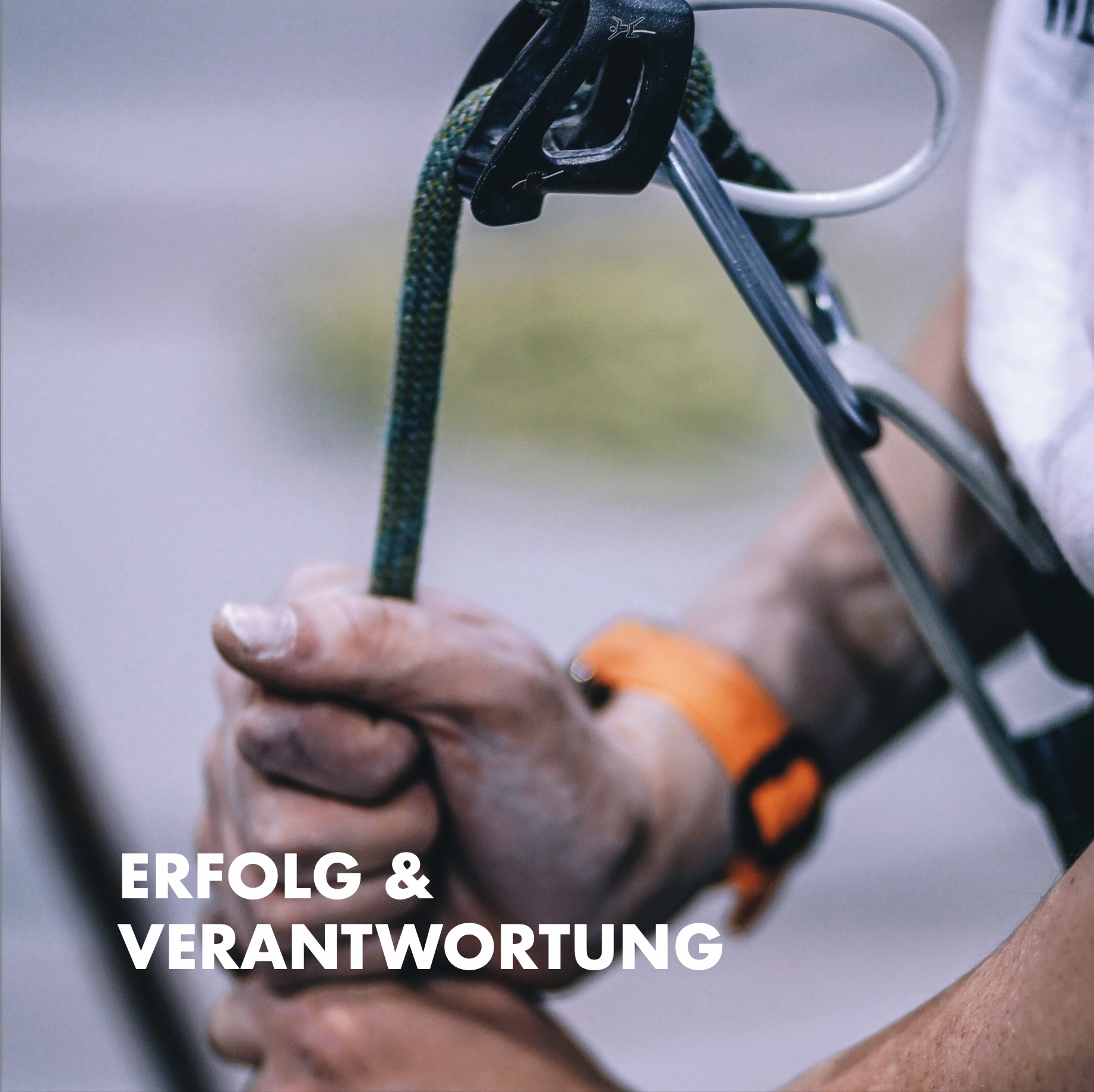 Partnerprogramm Photovoltaik für Verarbeiter – Sicherheit symbolisiert durch Hände am Sicherungsseil