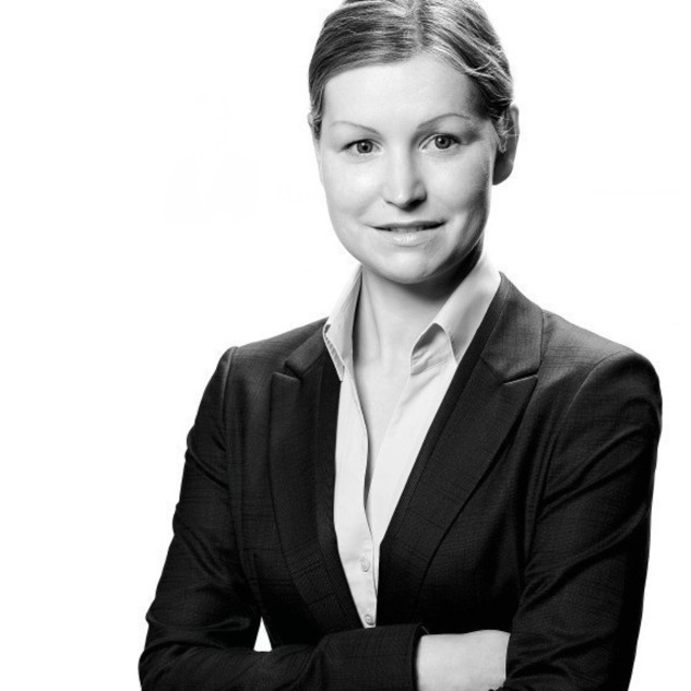 Professionelles Porträt für Statuslevel Loyalty Programm; seriöse Person im Blazer mit leichtem Lächeln