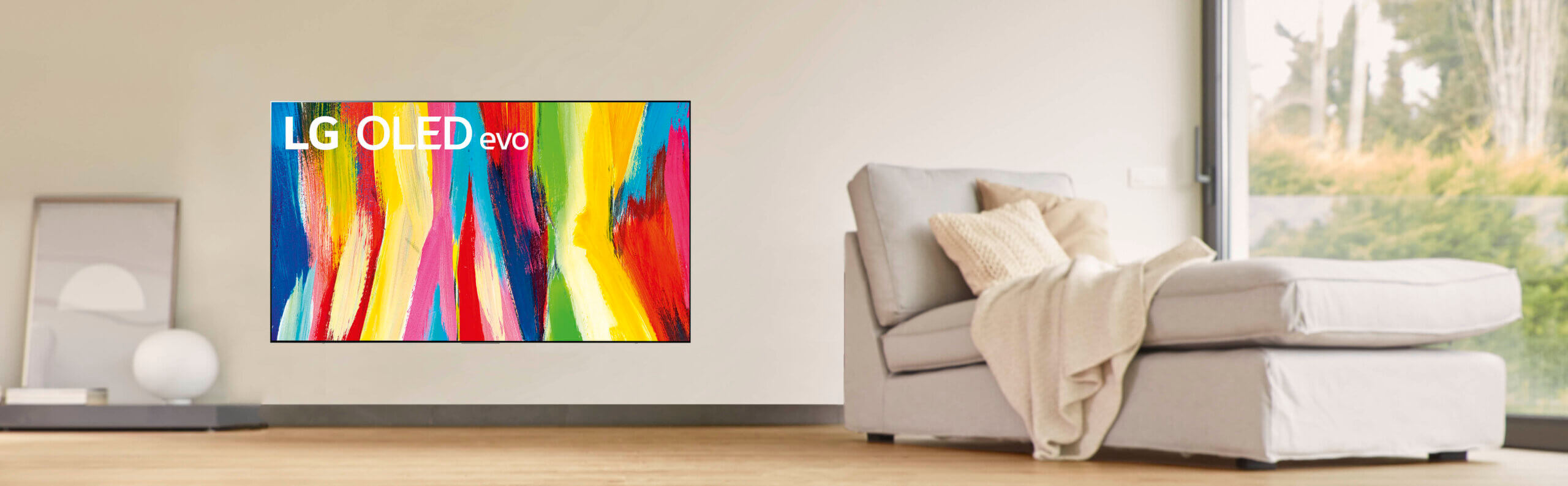 Erfolgreiche Loyalty-App: modernes Wohnzimmer mit farbigem TV und gemütlicher Chaiselongue