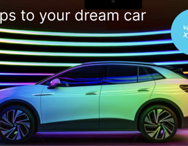 Kompakt‑SUV im Neonlicht, futuristisches Seitenprofil für modernes Traumauto