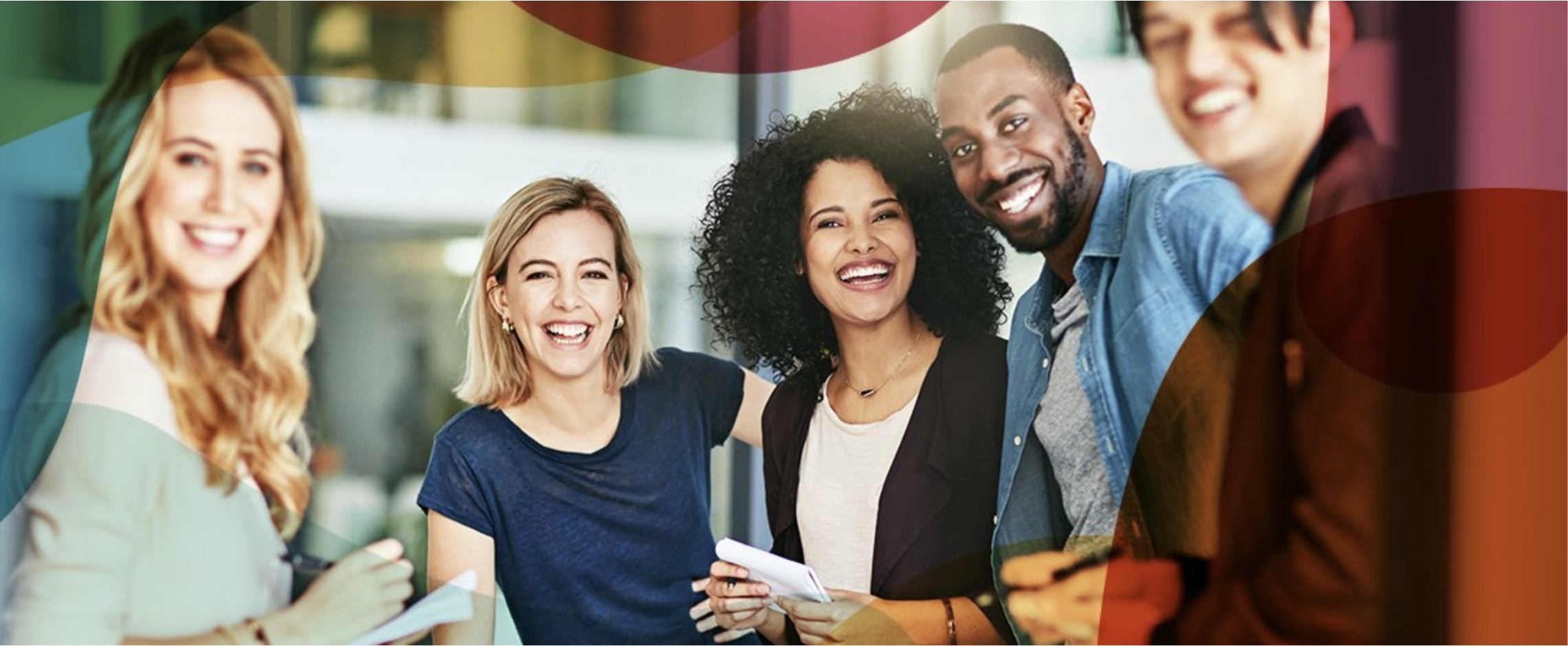 Modernes Teamfoto im Büro: fünf lächelnde Kollegen, entspanntes Teamwork und freundliche Arbeitsatmosphäre