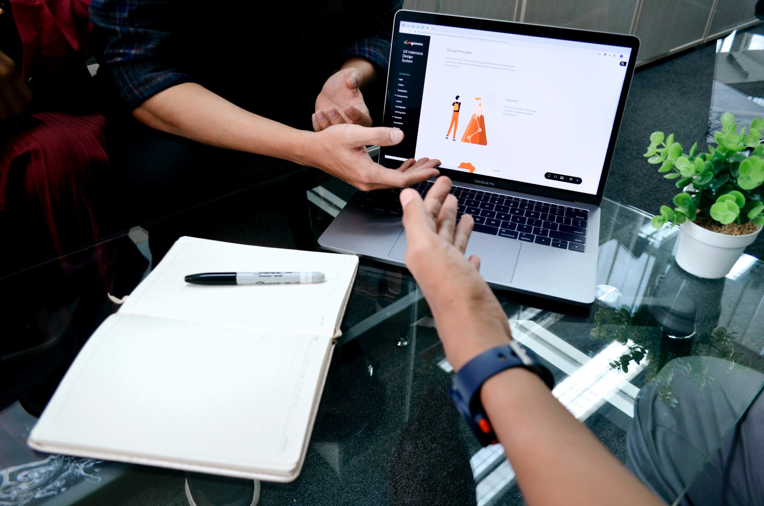 Eine Gruppe von Menschen diskutiert in einem modernen Büro über digitale Lösungen und Benutzererfahrungen