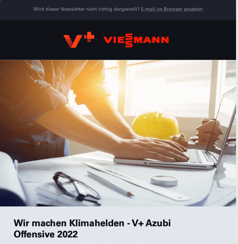 Viessmann Azubi: Arbeitsplatz mit Laptop, Schutzhelm und Modellhaus – Klimahelden