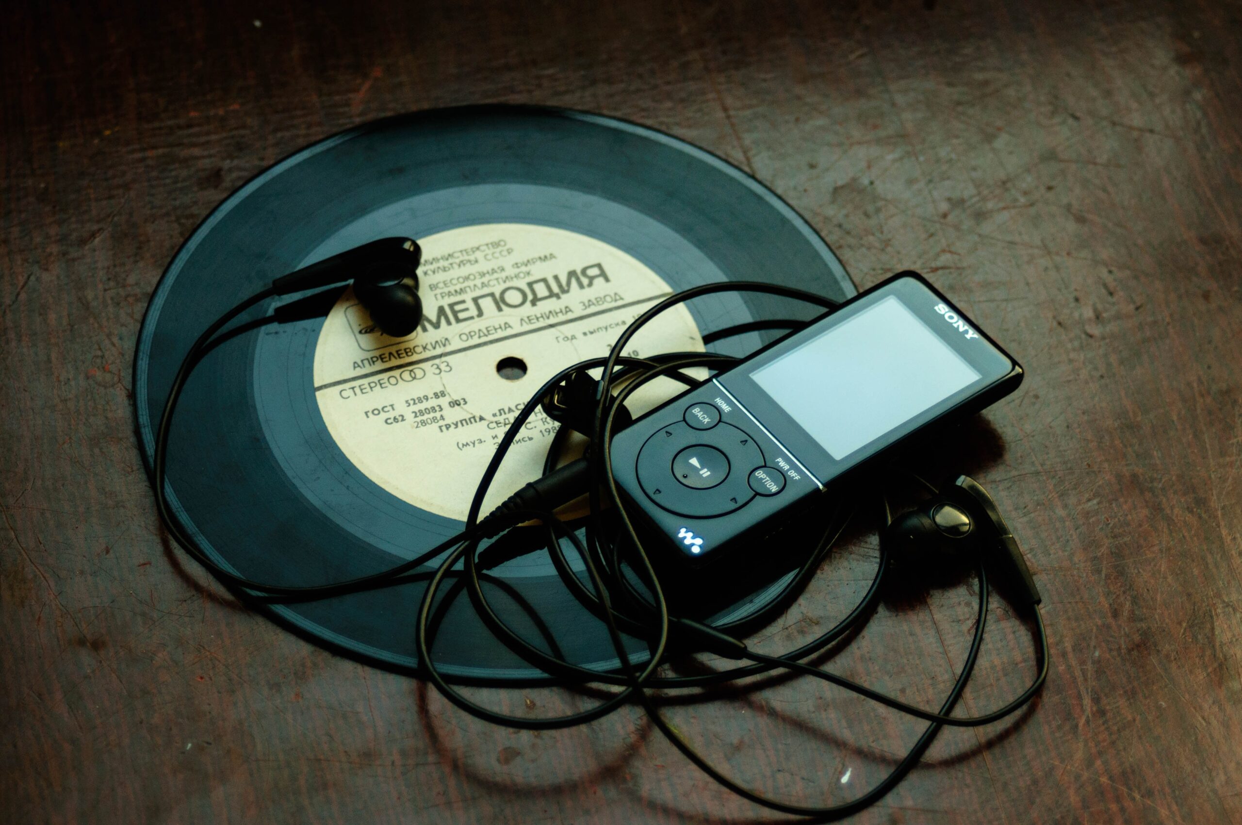 Nostalgische Schallplatte „Melodiya“ mit MP3-Player und In-Ear-Kopfhörern
