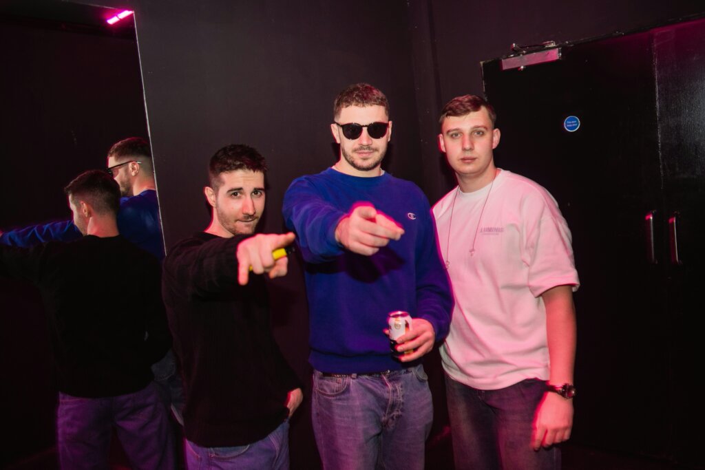 Drei Freunde im VIP Club Loyalty Programm, nächtliche Barstimmung